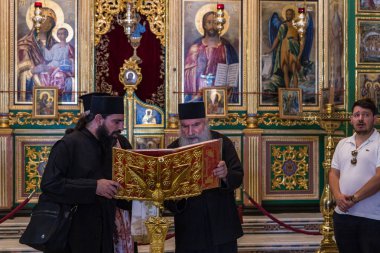 İsrail'in Nasıra kenti yakınlarındaki Tavor Dağı'nda bulunan Transfiguration Rum Ortodoks Manastırı'nda rahipler bir grup dua vermek