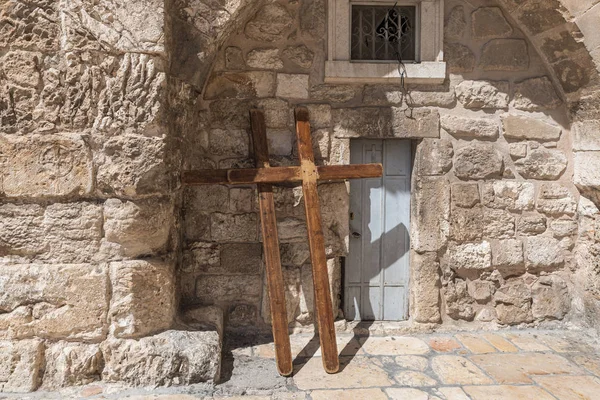 Dos grandes cruces de madera están apoyadas contra una pared en el patio de la Iglesia del Santo Sepulcro en la Ciudad Vieja de Jerusalén, Israel — Foto de Stock