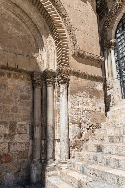 Dekorative Dekorationen auf Säulen am Eingang zum heiligen Grab in der Altstadt von Jerusalem, Israel — Stockfoto