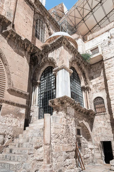 Intrarea laterală în Biserica Sfântului Mormânt din Orașul Vechi din Ierusalim, Israel — Fotografie, imagine de stoc
