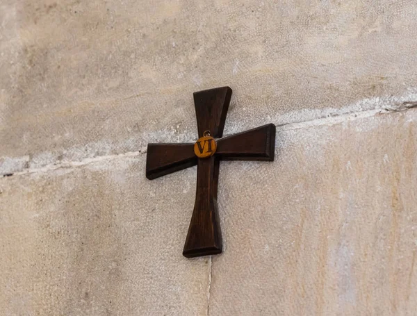 Croix en bois avec numéro 6 - sixième arrêt du Chemin de Croix sur le mur Eglise catholique de Transfiguration chrétienne située sur le Mont Tavor près de Nazareth en Israël — Photo