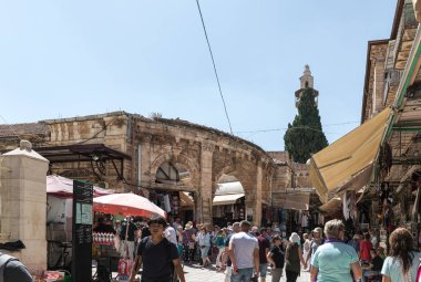 Kudüs,İsrail'de Eski Şehir'deki Shuk Hatsabaim caddesinde çok sayıda turist gezi
