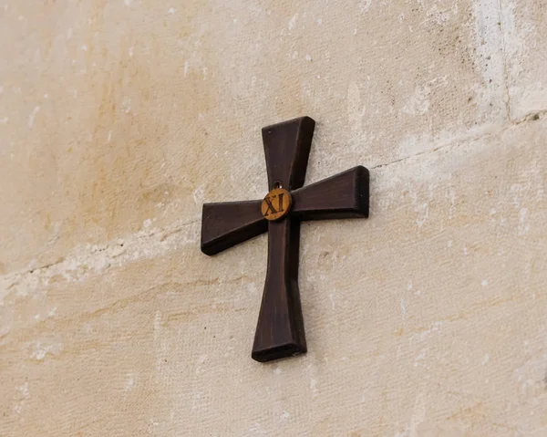 Cruz de madeira com o número 11 - a décima primeira parada do Caminho da Cruz no muro Igreja Católica Transfiguração Cristã localizada no Monte Tavor, perto de Nazaré, em Israel — Fotografia de Stock