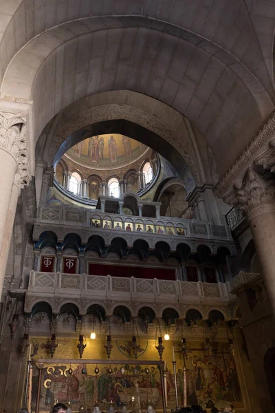 Το εσωτερικό της εκκλησίας του ιερού τάφου στην παλιά πόλη στην Ιερουσαλήμ, το Ισραήλ — Φωτογραφία Αρχείου