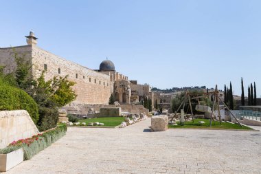 Kudüs'te Eski Şehir'de Dung Kapısı yakınlarındaki Davidson Merkezi'nde bir sergide büyük taş blokları yükseltmek için bir mekanizmanın yeniden inşası, İsrail