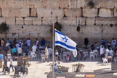 İsrail'in Kudüs kentinde ki Eski Şehir'deki Kotel'in önünde İsrail bayrağı dalgalanıyor
