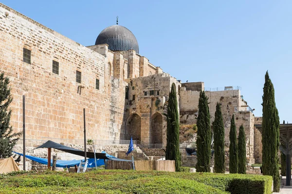 Parte de la pared de la montaña del templo y la cúpula de la Mezquita Al Aqsa cerca de la Puerta del estiércol en la Ciudad Vieja de Jerusalén, Israel — Foto de Stock