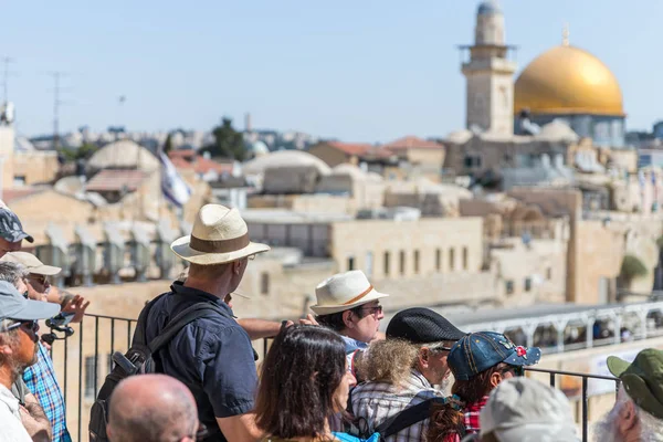 Los turistas examinan cuidadosamente la Ciudad Vieja de Jerusalén, Israel — Foto de Stock