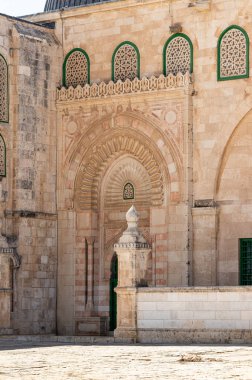 Kudüs, İsrail'de Eski Şehir Tapınak Dağı iç topraklarında Al Aksa Camii penceresinin dekoratif dekore edilmiş yan kapılar