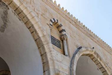 Kudüs,İsrail'deki Eski Şehir'deki Tapınak Dağı'nın iç sınırları ndaki Mescid-i Aksa'nın girişinin üzerindeki Kuran'dan Sure