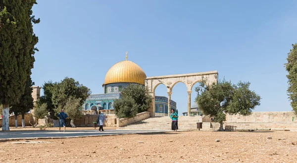 이스라엘 예루살렘의 구시가지에 있는 성전 산 의 내부에 있는 돔으로 이어지는 바위와 문 돔 — 스톡 사진