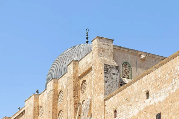 Часть стены Храмовой горы и купол мечети Аль Акса возле Навозных ворот в Старом городе в Иерусалиме, Израиль — стоковое фото