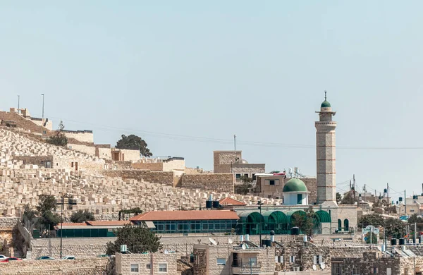 View from the ramparts to the buildings on the Mount of Olives and Ras al Amud Mosque near the Dung Gate in the Old City in Jerusalem, Israel — ストック写真