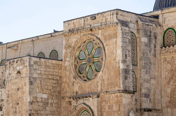 Dekorativní vitrážová okna v okně mešity Al Aqsa na území interiéru chrámu ve starém městě v Jeruzalémě — Stock fotografie