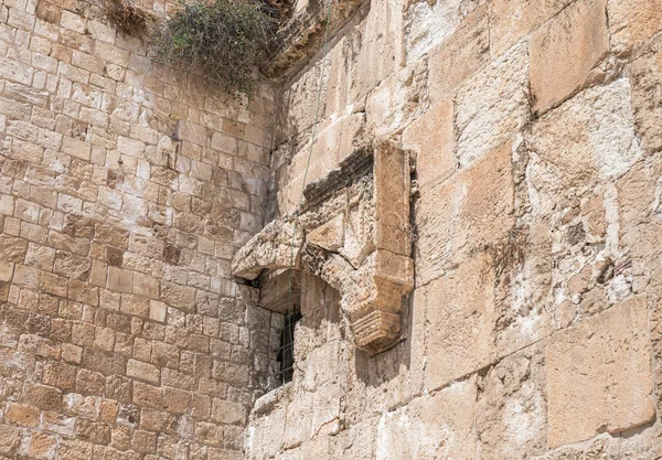 Parte do muro do Monte do Templo com uma passagem murada perto da Porta do Dung na Cidade Velha em Jerusalém, Israel — Fotografia de Stock