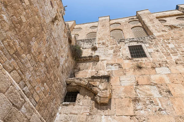 Parte do muro do Monte do Templo com uma passagem murada perto da Porta do Dung na Cidade Velha em Jerusalém, Israel — Fotografia de Stock