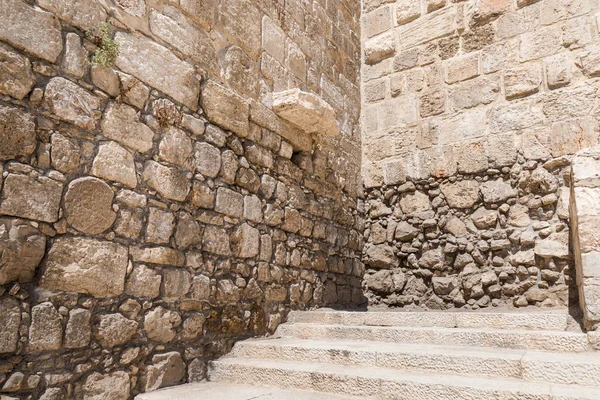 이스라엘 예루살렘의 구시가지에 있는 둥문 근처 성전 산 벽의 일부 — 스톡 사진
