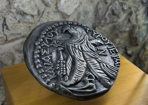 Salinan yang diperbesar dari koin tua dari zaman Bait Kedua di pameran Davidson Center dekat Gerbang Dung di Kota Tua Yerusalem, Israel — Stok Foto