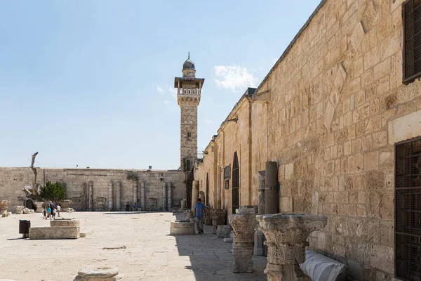 Islamitische Museum muur en witte moskee op het grondgebied van het binnenland van de Tempelberg in de buurt van de Maghrib poort in de oude stad in Jeruzalem, Israël — Stockfoto