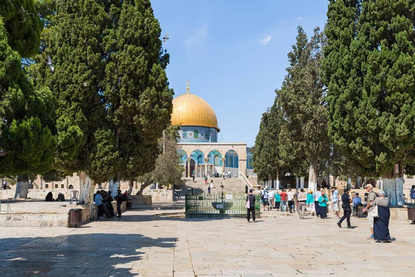 Mezquita de Al Aqsa y fuente El Kas en el interior del Monte del Templo cerca de la Puerta del Magreb en la Ciudad Vieja de Jerusalén, Israel — Foto de Stock