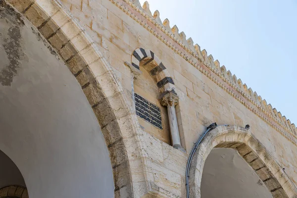 Suran od Koran nad vchodem do mešity Al Aqsa na území interiéru chrámu ve starém městě v Jeruzalémě — Stock fotografie