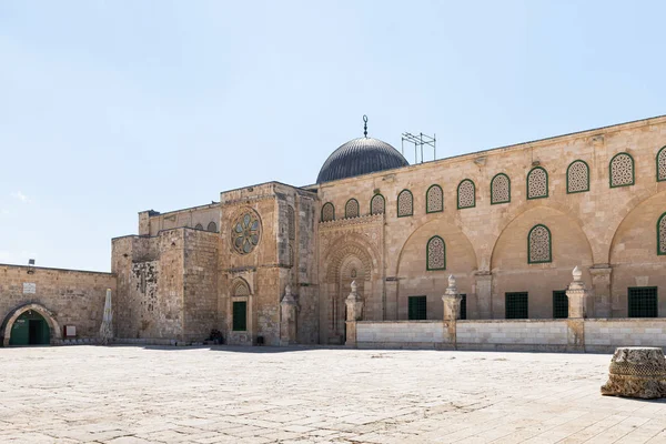 La cúpula y parte de la muralla de la Mezquita Al Aqsa en el territorio del interior del Monte del Templo cerca de la Puerta del Magreb en la Ciudad Vieja de Jerusalén, Israel — Foto de Stock