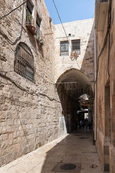 De Aqbat e Saraya straat die leidt vanaf de poort van de katoen handelaren op de Tempelberg in de oude stad in Jeruzalem, Israël — Stockfoto