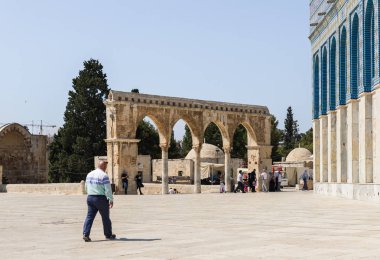 Kudüs'te Eski Şehir Tapınak Dağı iç topraklarında Kaya binasının Kubbe si yakınındaki kapı, İsrail