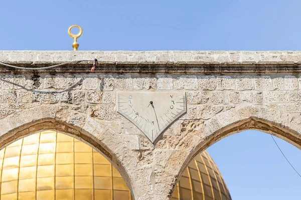 El reloj árabe solar en la puerta cerca de la Cúpula de la Roca edificio en el territorio del interior del Monte del Templo en la Ciudad Vieja en Jerusalén, Israel — Foto de Stock