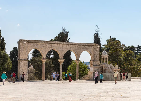 La puerta cerca de la Cúpula de la Roca edificio en el territorio del interior del Monte del Templo en la Ciudad Vieja en Jerusalén, Israel — Foto de Stock