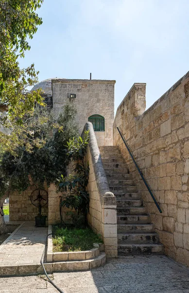 이스라엘 예루살렘의 구시가지에 있는 성전 산 의 내부에 있는 정원으로 바위의 돔에서 이어지는 계단 — 스톡 사진