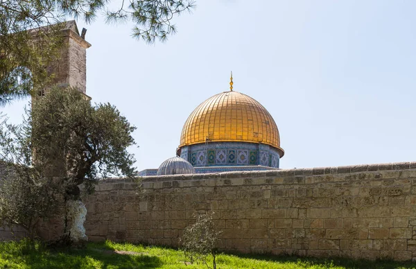 Купол здания Скалы на территории внутренней части Храмовой горы в Старом городе в Иерусалиме, Израиль — стоковое фото