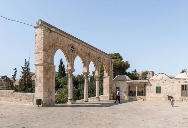 La puerta este cerca de la Cúpula de la Roca edificio en el Monte del Templo en la Ciudad Vieja en Jerusalén, Israel — Foto de Stock