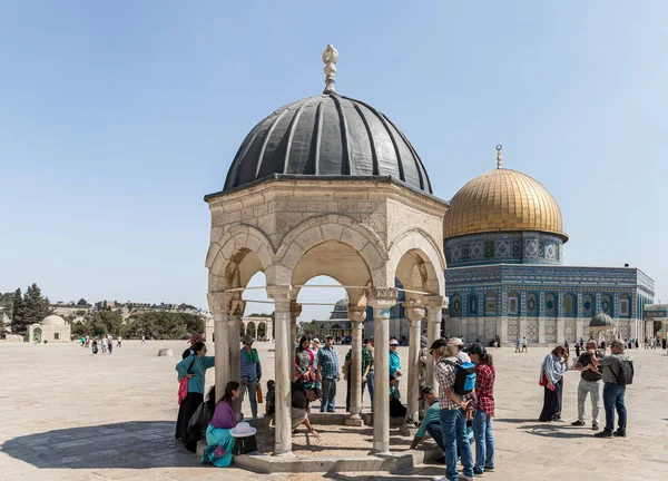 Los turistas ven la Dom de los Espíritus cerca de la Cúpula de la Roca edificio en la Ciudad Vieja en Jerusalén, Israel — Foto de Stock