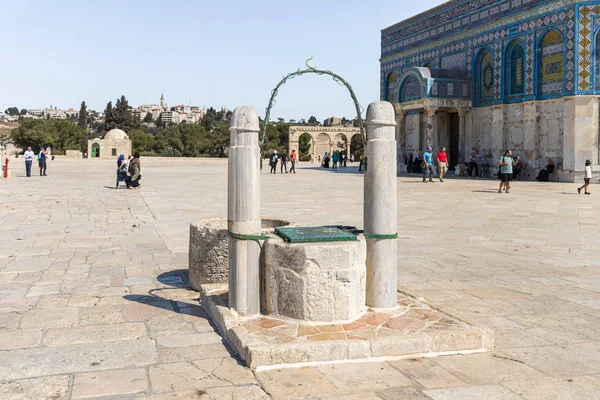 Drenaż studni w pobliżu Dome of The Rock budynku na Temple Mount na starym mieście w Jerozolimie, Izrael — Zdjęcie stockowe