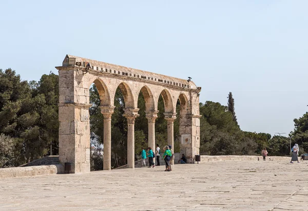 La puerta cerca de la Cúpula de la Roca edificio en el territorio del interior del Monte del Templo en la Ciudad Vieja en Jerusalén, Israel — Foto de Stock