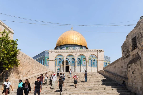 Pasos que conducen a la Cúpula de la Roca edificio en el Monte del Templo en la Ciudad Vieja de Jerusalén, Israel — Foto de Stock