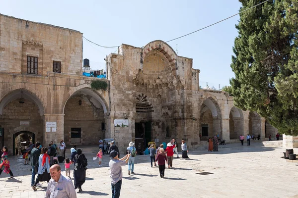 La Puerta de los Comerciantes de Algodón cerca de la Cúpula de la Roca edificio en el Monte del Templo en la Ciudad Vieja en Jerusalén, Israel — Foto de Stock