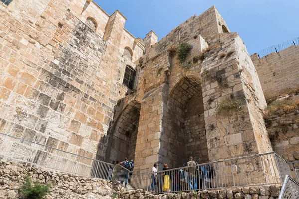 エルサレムの旧市街のダンゲート近くの寺院山の壁の一部, イスラエル — ストック写真