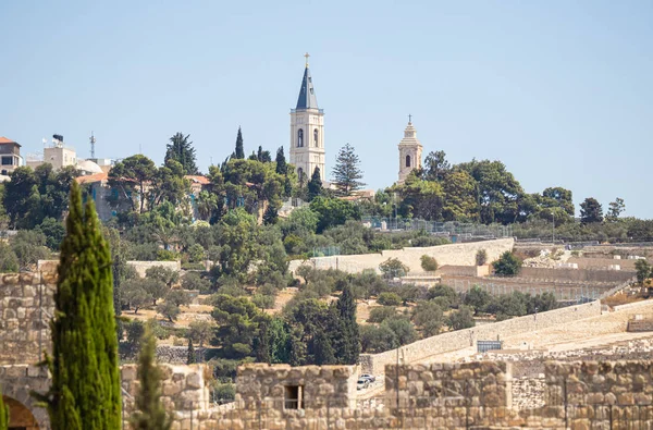 エルサレムの旧市街のダンゲート近くのオリーブ山の建物への城壁からの眺め, イスラエル — ストック写真