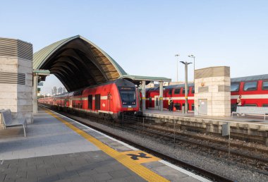 Bir tren Tel Aviv İsrail Demiryolu Üzerinde Tel Aviv Üniversitesi İstasyonu'na geldi