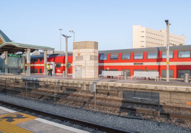 Bir tren Tel Aviv İsrail Demiryolu üzerinde Tel Aviv Üniversitesi İstasyonu'nda duruyor