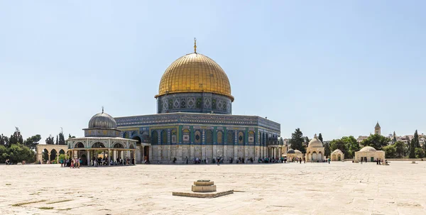 El Dom de la Cadena y la Cúpula de la Roca edificio en el territorio del interior del Monte del Templo en la Ciudad Vieja en Jerusalén, Israel — Foto de Stock