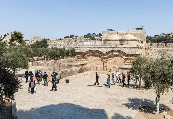 La Puerta de Oro en el territorio del interior del Monte del Templo en la Ciudad Vieja en Jerusalén, Israel — Foto de Stock