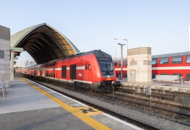 Bir tren Tel Aviv İsrail Demiryolu Üzerinde Tel Aviv Üniversitesi İstasyonu'na geldi