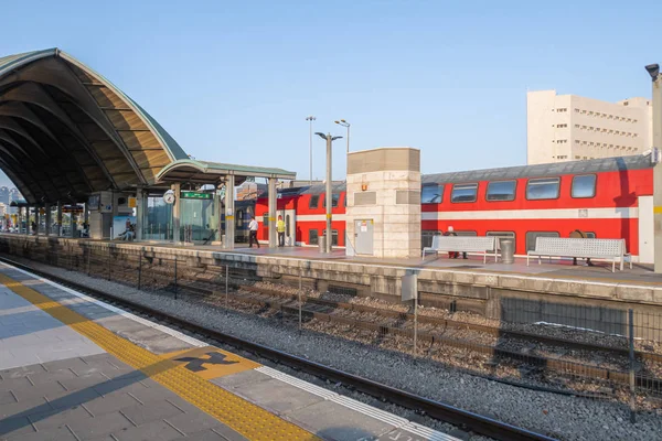 Bir tren Tel Aviv İsrail Demiryolu üzerinde Tel Aviv Üniversitesi İstasyonu'nda duruyor