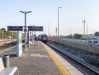 Bir tren Tel Aviv İsrail Demiryolu Üzerinde Tel Aviv Üniversitesi İstasyonu'na geldi