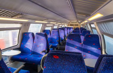 İsrail 'in kuzeyindeki Nahariya' daki İsrail Demiryolları şirketinin iki katlı vagonunun üst kompartımanında sıra sıra dizilmiş koltuklar.