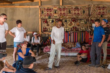 Bedevi turistlere Mitzpe Ramon kenti yakınlarındaki bir Bedevi köyündeki yaşamı anlatıyor