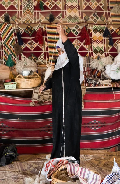 A Bedouin woman shows how to properly make a thread of wool in the old way in a Bedouin village near the Mitzpe Ramon city — Stock Photo, Image